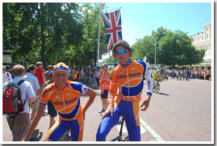 Michael Boogerd en Thomas Dekker net voor de proloog van de Tour de France 2007 in Londen