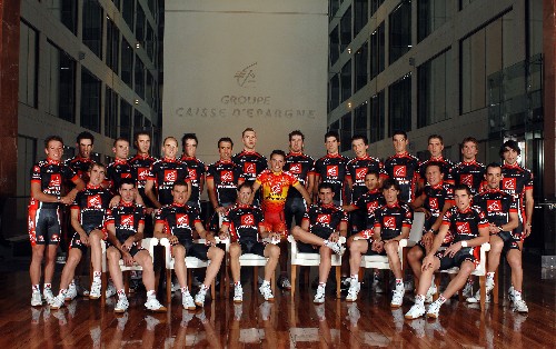 De officiële foto van de ploeg Caisse d'Epargne 2008 op het hoofdkantoor van Caisse d'Epargne