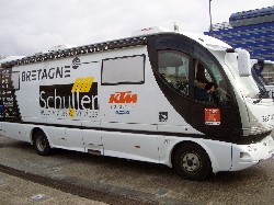 De bus van de Bretagne-Schuller ploeg