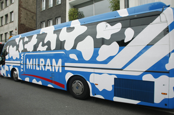 Le nouvel habillage du bus de l'équipe Milram