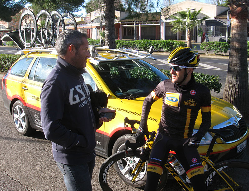 Manel Lahambra praat voor een trainingsrit met Sergio Pardilla, op één van de zeldzame dagen waarop hij zijn coachingwerkzaamheden vanuit de auto deed tijdens de stage in Mallorca