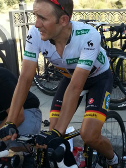 Sergio Pardilla with the white 'Combined' jersey