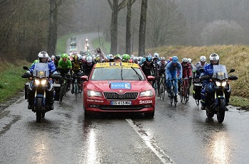 De start van de eerste etappe van Parijs-Nice 2017 in de regen