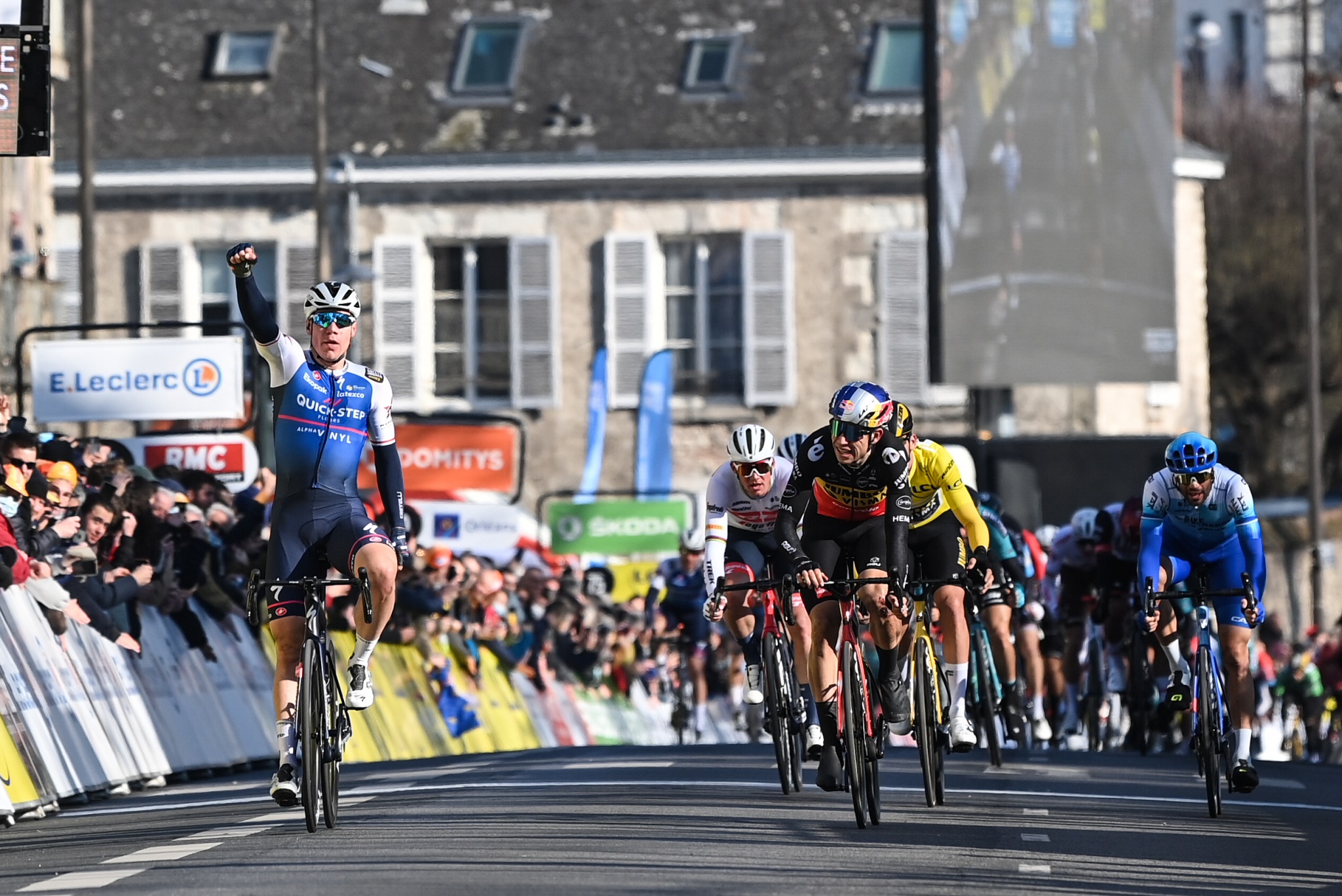 De finish van de tweede etappe van Parijs-Nice 2022: Fabio Jakobsen (Quick-Step Alpha Vinyl Team) - © A.S.O. / Alex Broadway