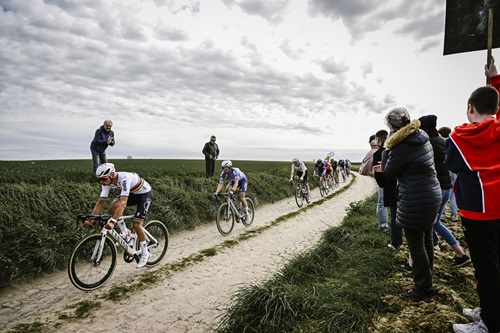 Mathieu van der Poel sur les pavés - © ASO/Pauline Ballet