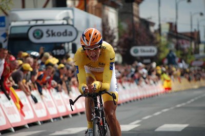 Michael Rasmussen in het geel tijdens de Tour de France 2007 - 21 juli 2007, aankomst tijdrit in Albi