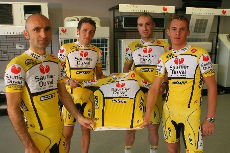 Leonardo Piepoli, José ngel Gómez Marchante, Juanjo Cobo en Riccardo Ricc met het nieuwe shirt van de Saunier Duval-Scott ploeg