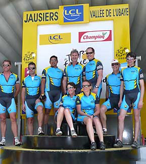 Des clients de Sports Tours International sur le podium de l'arrivée du Tour de France à Jausiers en 2008