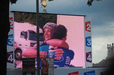 Tom Boonen félicite Gert Steegmans à l'arrivée à Gand !