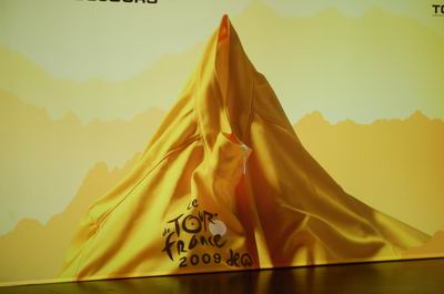 Het logo van de Tour de France 2009: een gele trui in de vorm van de Mont Ventoux