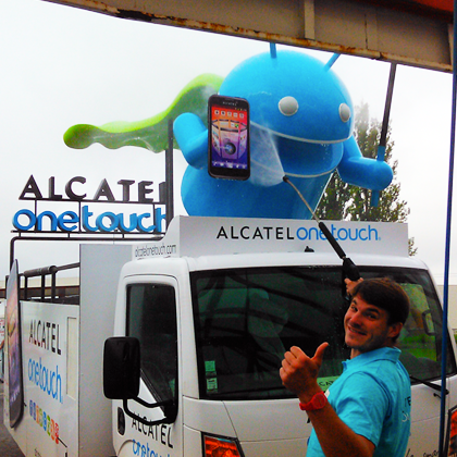 De Alcatel One Touch mascotte neemt een douche