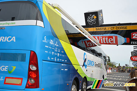 Le bus d'Orica-GreenEDGE, coincé