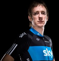 Bradley Wiggins toont het tenue van Team Sky - © www.teamsky.com