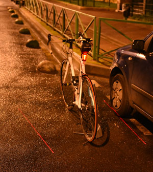 Le feu arrière principal et les lasers qui projettent une piste cyclable virtuelle