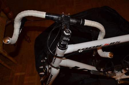 Dans la plupart des housses de transport il faut tourner le guidon (le même vélo monté dans une autre housse de transport)