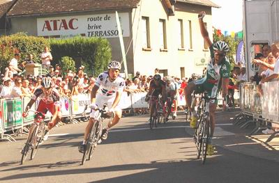 Uiteindelijk wint Sébastien Hinault de etappe in de sprint