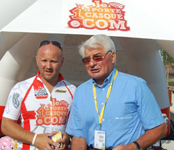 Laurent Devoyon avec Raymond Poulidor devant la tente casquée