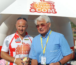 Laurent Devoyon met Raymond Poulidor voor de tente casquée