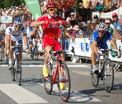 Samuel Dumoulin (Cofidis) wins the stage after a sprint