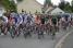 Het peloton bij de voorlaatste doorkomst in Isbergues aan de start (3) (284x)