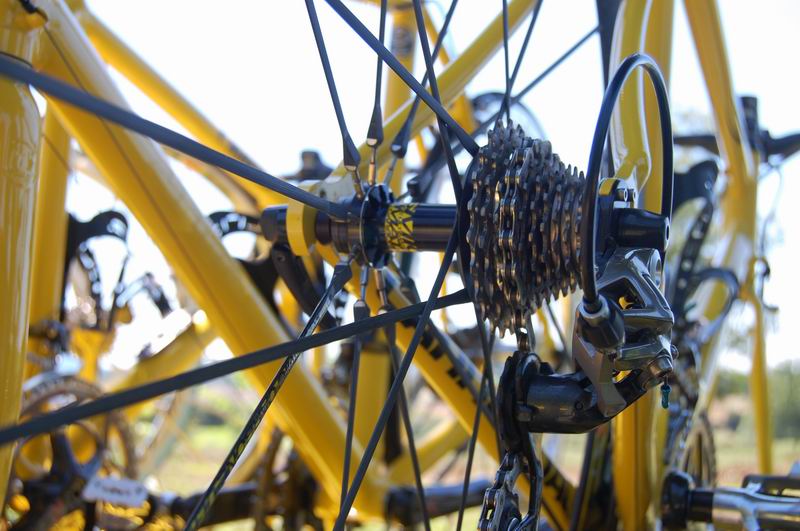 Een detail van een wiel van een fiets op de Mavic auto (4265x)