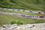 Renners en ploegleidersauto's op de Port de Larrau (400x)