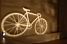 Un vélo projeté sur le mur (384x)