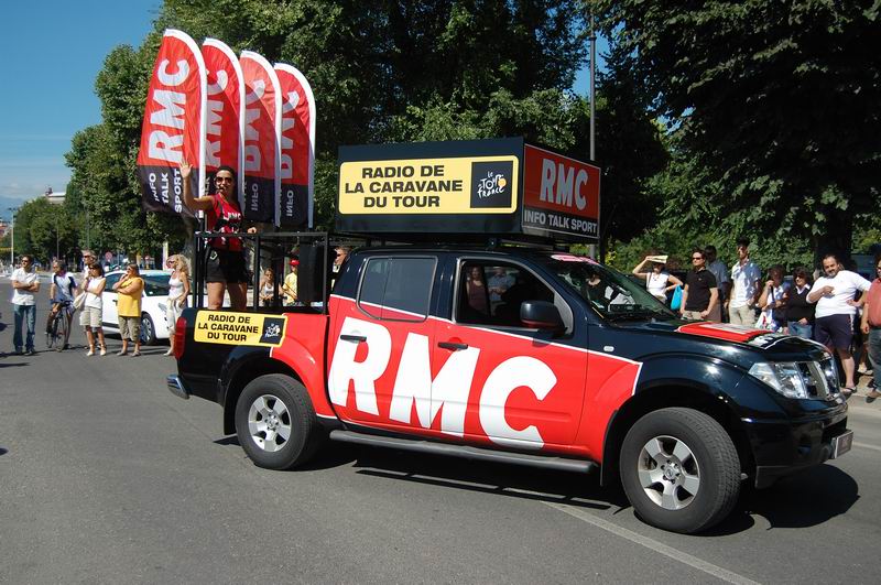 RMC in de Tour de France 2008, op de auto is duidelijk te zien dat het hier de 'radio de la caravane du Tour' betreft