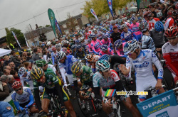 Peloton aan de start van Parijs-Tours 2011