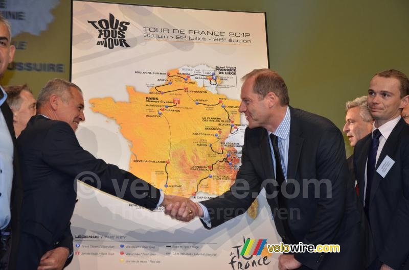 Gilles Novat shakes hands with Christian Prudhomme