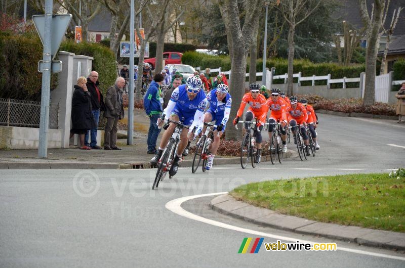 The peloton controlled by FDJ BigMat and Roubaix-Lille Métropole