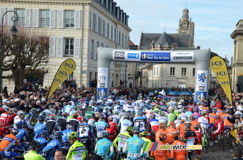 The peloton ready for the start in Compiègne
