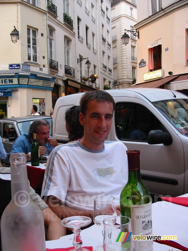 Krzysztof op een terrasje van een restaurant