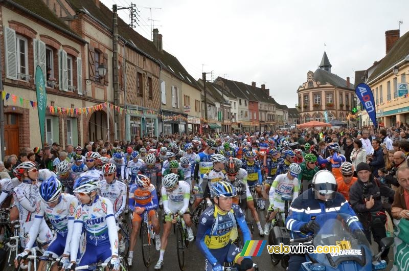 The peloton at the start in Châteauneuf-en-Thymerais