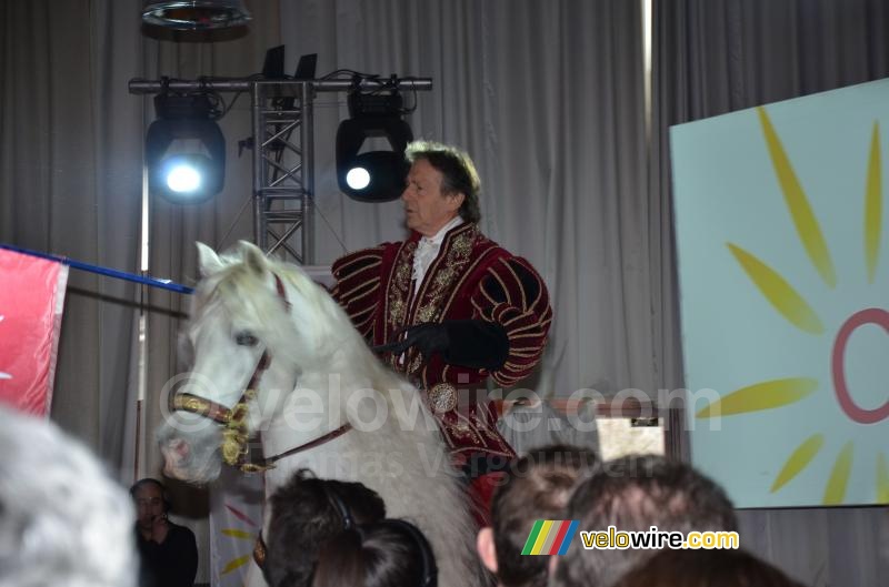 De presentatie begon met een paard in de zaal (2)