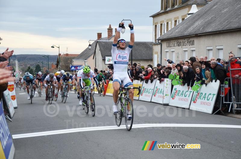 Marcel Kittel (Argos-Shimano) takes the victory in Cérilly