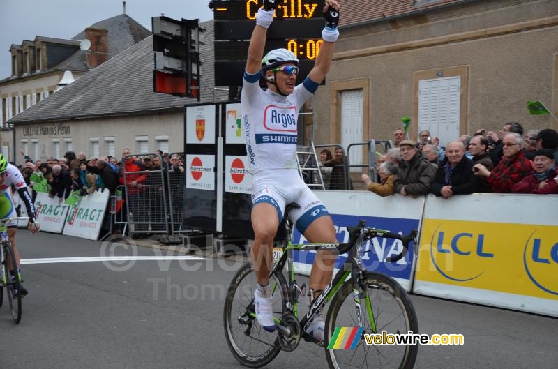 Marcel Kittel (Argos-Shimano) blij met zijn overwinning in Crilly