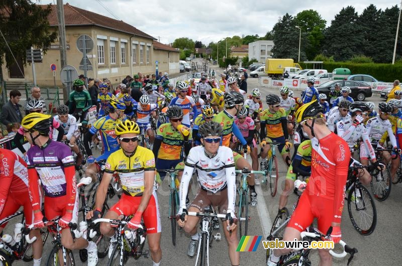 The peloton at the start in Charvieu-Chavagneux