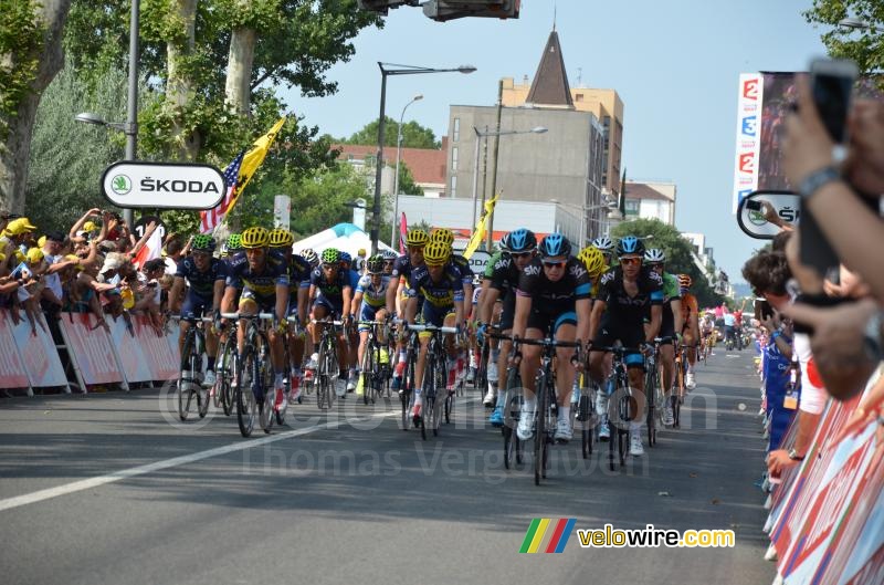 The yellow jersey peloton at 7'17
