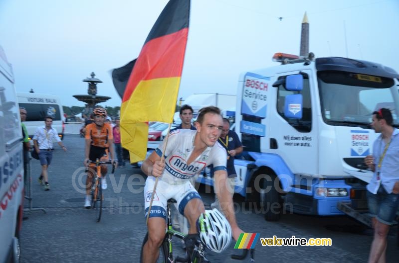 John Degenkolb (Team Argos-Shimano) avec le drapeau allemand