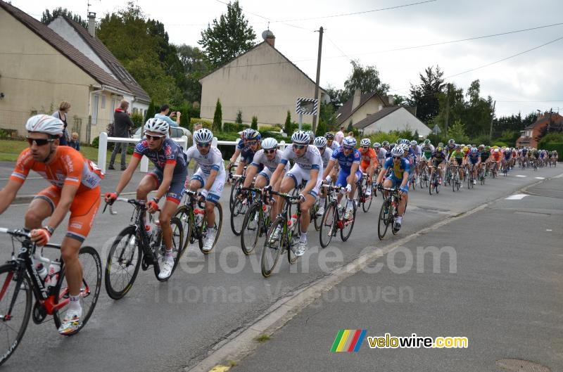 The peloton back in Isbergues (2)