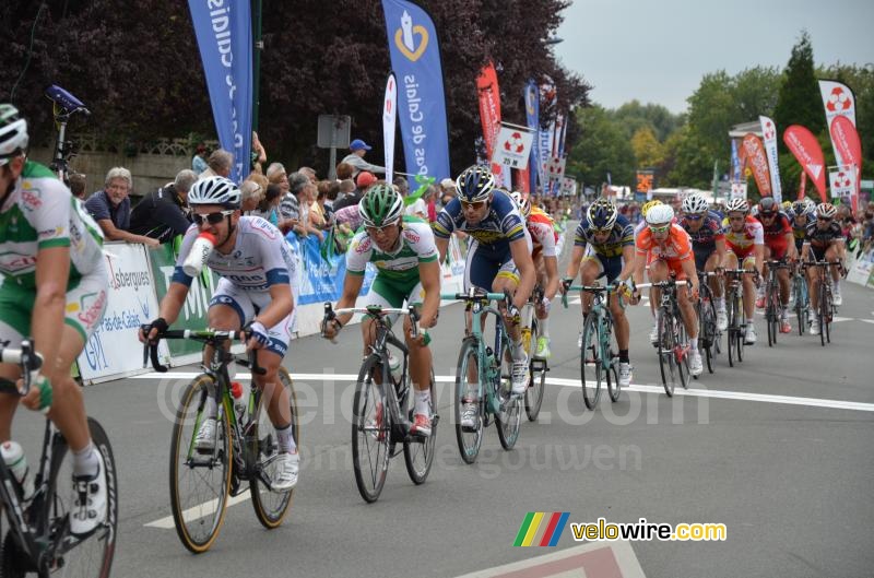 The peloton crosses the line in Isbergues (2)