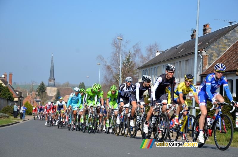 The peloton in Saint-Fargeau (2)