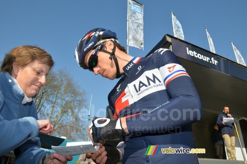 Sylvain Chavanel (IAM Cycling) geeft zijn handtekening