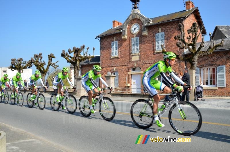 The peloton in Vitry-sur-Loire (2)