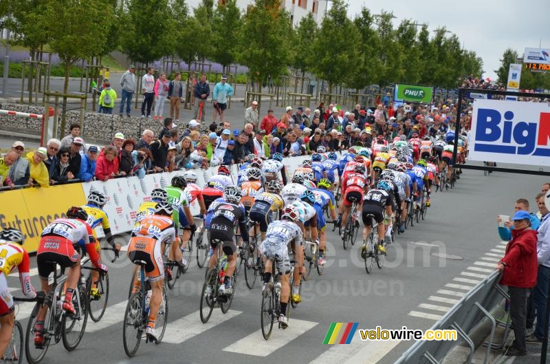 The peloton at the forelast crossing of the finish line