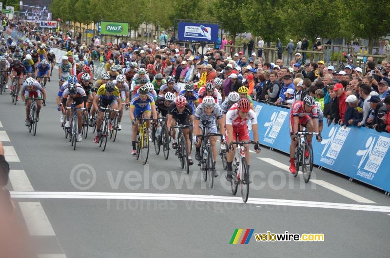 The sprint of the peloton won by Romain Cardis (Vende U Pays de la Loire)