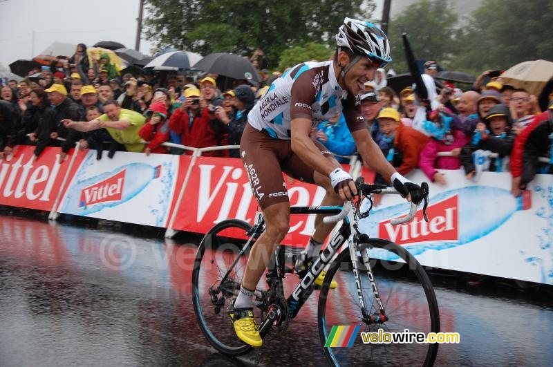 Blel Kadri (AG2R La Mondiale) wint de etappe in de stromende regen