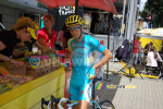 Tanel Kangert takes some Powerbar products (504x)