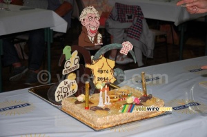 The cake for Daniel Mangeas celebrating 40 years on the Tour (536x)